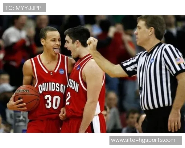 库里兄弟携手父亲共赏杜克大学比赛喜悦满满精神焕发